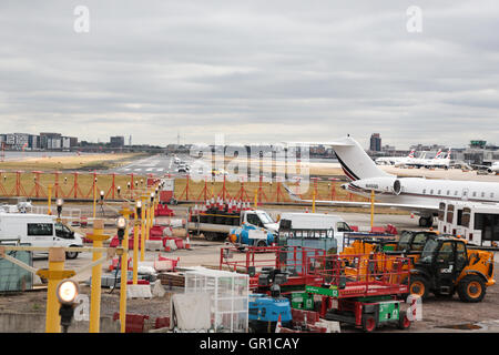 L'aeroporto di London City, Londra, Regno Unito. 6 Sep, 2016. Decine di voli ha dovuto essere deviato o annullati dopo nero vive questione manifestanti espugnato la pista al city airport. Credito: Thabo Jaiyesimi/Alamy Live News Foto Stock