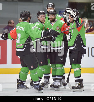 Mlada Boleslav, Repubblica Ceca. 06 Sep, 2016. I giocatori di BK Mlada Boleslav celebrare il primo obiettivo durante il match BK Mlada Boleslav vs Yunost () Junost Minsk Ice hockey Champions League, gruppo L a Mlada Boleslav, Repubblica Ceca, 6 settembre 2016. © Radek Petrasek/CTK foto/Alamy Live News Foto Stock