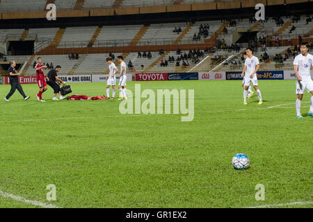 Seremban, Malaysia. 6 Settembre, 2016. MAWAS MAHMOUDAL di Siria giacente sul parco giochi durante il 2018 FIFA World Cup qualifiche partita di calcio tra la Corea del Sud e la Siria a Tuanku Abdul Rahman Stadium di Seremban il 6 settembre 2016. Credito: Chris JUNG/Alamy Live News Foto Stock