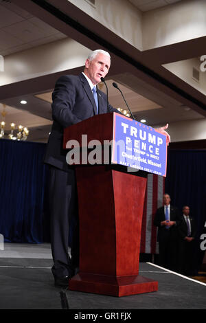 Chesterfield, MO, Stati Uniti d'America - 06 Settembre 2016: repubblicani vice candidato presidenziale, Indiana il Governatore Mike Pence parla di sostenitori in un rally a Chesterfield, Missouri. Credito: Gino's immagini Premium/Alamy Live News Foto Stock