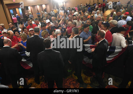 Chesterfield, MO, Stati Uniti d'America - 06 Settembre 2016: repubblicani vice candidato presidenziale, Indiana il Governatore Mike Pence parla di sostenitori in un rally a Chesterfield, Missouri. Credito: Gino's immagini Premium/Alamy Live News Foto Stock