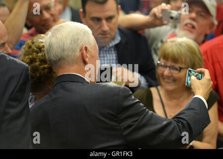 Chesterfield, MO, Stati Uniti d'America - 06 Settembre 2016: repubblicani vice candidato presidenziale, Indiana il Governatore Mike Pence parla di sostenitori in un rally a Chesterfield, Missouri. Credito: Gino's immagini Premium/Alamy Live News Foto Stock