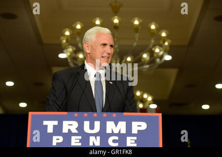 Chesterfield, MO, Stati Uniti d'America - 06 Settembre 2016: repubblicani vice candidato presidenziale, Indiana il Governatore Mike Pence parla di sostenitori in un rally a Chesterfield, Missouri. Credito: Gino's immagini Premium/Alamy Live News Foto Stock