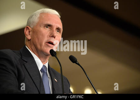 Chesterfield, MO, Stati Uniti d'America - 06 Settembre 2016: repubblicani vice candidato presidenziale, Indiana il Governatore Mike Pence parla di sostenitori in un rally a Chesterfield, Missouri. Credito: Gino's immagini Premium/Alamy Live News Foto Stock