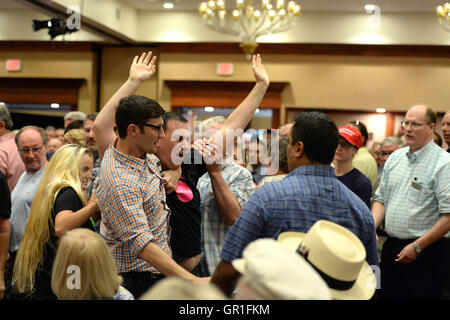 Chesterfield, MO, Stati Uniti d'America - 06 Settembre 2016: un manifestante è presa al di fuori del caso a Pence rally per Trump a Chesterfield, Missouri. Credito: Gino's immagini Premium/Alamy Live News Foto Stock