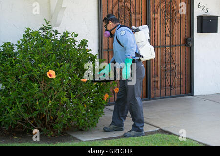 San Diego, California, Stati Uniti d'America 06 Settembre 2016 - Robert Murillo, la Contea di San Diego vettore di controllo tecnico spruzza il Mt. Speranza quartiere di San Diego per le zanzare, il risultato di un viaggio-relative Zika caso nella zona. Credito: Craig Steven Thrasher/Alamy Live News Foto Stock