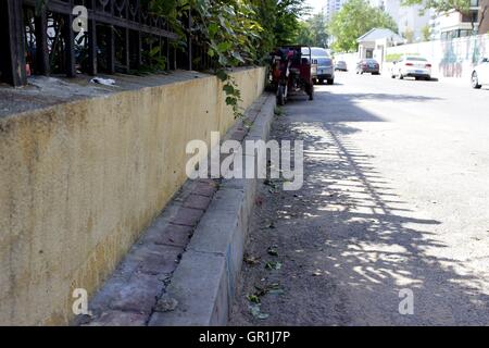 Weifang, Weifang, Cina. 7 Sep, 2016. Weifang, Cina-?7 Settembre 2016:?(Editorial?uso?Solo.?CINA?OUT) lo stretto marciapiede in Weifang, Oriente Cina¡Â¯s Provincia di Shandong. Eâ¡Â¯s introdotto che la parte più stretta del marciapiede è solo su metà un metro di larghezza, che è quasi impossibile per i pedoni a passare. © SIPA Asia/ZUMA filo/Alamy Live News Foto Stock