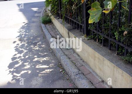 Weifang, Weifang, Cina. 7 Sep, 2016. Weifang, Cina-?7 Settembre 2016:?(Editorial?uso?Solo.?CINA?OUT) lo stretto marciapiede in Weifang, Oriente Cina¡Â¯s Provincia di Shandong. Eâ¡Â¯s introdotto che la parte più stretta del marciapiede è solo su metà un metro di larghezza, che è quasi impossibile per i pedoni a passare. © SIPA Asia/ZUMA filo/Alamy Live News Foto Stock