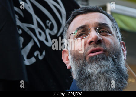 Londra, 22 novembre 2013. Radicale predicatore islamico Anjem Choudary's Islam4UK tenere una protesta e volantinaggio ad ampio raggio per il pubblico a Chinatown per evidenziare la persecuzione dei musulmani in Cina Credito: Paolo Davey/Alamy Live News Foto Stock