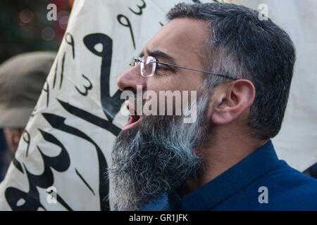 Londra, 22 novembre 2013. Radicale predicatore islamico Anjem Choudary parla come il suo Islam4UK tenere una protesta e volantinaggio ad ampio raggio per il pubblico a Chinatown per evidenziare la persecuzione dei musulmani in Cina. Credito: Paolo Davey/Alamy Live News Foto Stock