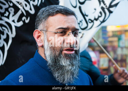 Londra, 22 novembre 2013. Radicale predicatore islamico Anjem Choudary's Islam4UK tenere una protesta e volantinaggio ad ampio raggio per il pubblico a Chinatown per evidenziare la persecuzione dei musulmani in Cina. Credito: Paolo Davey/Alamy Live News Foto Stock