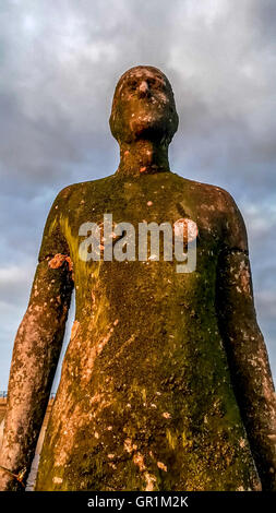 "Un altro posto" su Crosby Beach, di Antony Gormley, Merseyside, Regno Unito Foto Stock