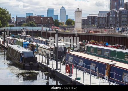 Tre mulini ormeggi residenziale su tre mulini fiume parete Weir, Londra Inghilterra Regno Unito Regno Unito Foto Stock