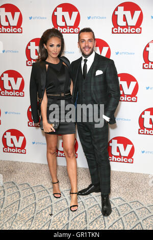 Megan McKenna e Pete stoppini che arrivano per la TV Choice Awards 2016 tenutosi presso il Dorchester Hotel di Park Lane a Londra. Stampa foto di associazione. Picture Data: lunedì 5 settembre 2016. Vedere PA storia SHOWBIZ TVChoice. Foto di credito dovrebbe leggere: Daniel Leal-Olivas/PA FILO Foto Stock