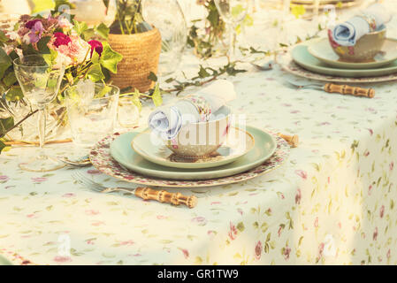 Immagine di impostazione tabella per matrimonio o party in giardino.
