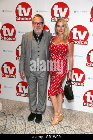 Vic Reeves e moglie Nancy Sorrell arriva per la TV Choice Awards 2016 tenutosi presso il Dorchester Hotel di Park Lane a Londra. Stampa foto di associazione. Picture Data: lunedì 5 settembre 2016. Vedere PA storia SHOWBIZ TVChoice. Foto di credito dovrebbe leggere: Daniel Leal-Olivas/PA FILO Foto Stock