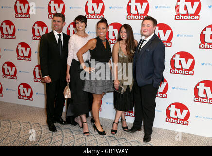 (Da sinistra a destra) Scott Maslen, Emma Barton, Luisa Bradshaw-White, Kacey Ainsworth e Riley Carter Millington arriva per la TV Choice Awards 2016 tenutosi presso il Dorchester Hotel di Park Lane a Londra. Stampa foto di associazione. Picture Data: lunedì 5 settembre 2016. Vedere PA storia SHOWBIZ TVChoice. Foto di credito dovrebbe leggere: Daniel Leal-Olivas/PA FILO Foto Stock