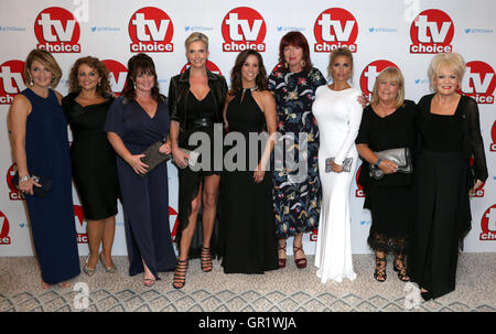 (Da sinistra a destra) Kaye Adams, Julia Sawalha, Coleen Nolan, Penny Lancaster, Andrea McLean, Janet Steet Porter, Katie Price, Linda Robson e Sherrie Hewson arriva per la TV Choice Awards 2016 tenutosi presso il Dorchester Hotel di Park Lane a Londra. Stampa foto di associazione. Picture Data: lunedì 5 settembre 2016. Vedere PA storia SHOWBIZ TVChoice. Foto di credito dovrebbe leggere: Daniel Leal-Olivas/PA FILO Foto Stock