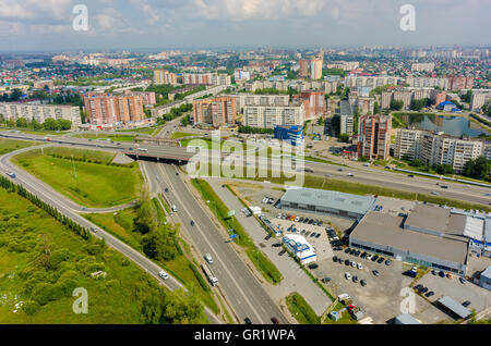 Vista aerea della moderna città urbana di interscambio stradale Foto Stock
