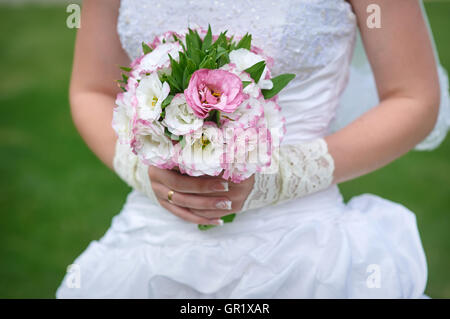 Fiori matrimonio bouquet di rose in sposa le mani Foto Stock