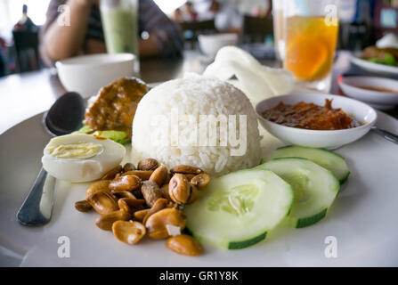 Nasi lemak servita nel ristorante, famoso Malaysia piatto. Foto Stock