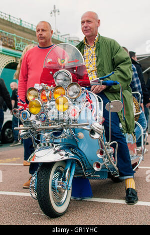 Mod in piedi sul suo scooter. Ace Cafe, Brighton, Inghilterra, Regno Unito Foto Stock