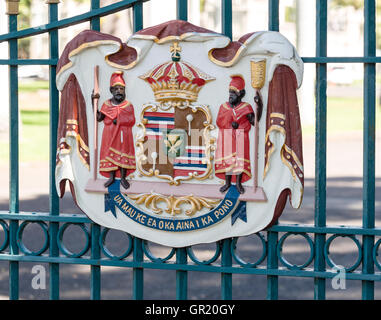 Royal Crest sulle porte del Palazzo Iolani. Un dipinto in maniera colorata cresta della monarchia hawaiana attaccata al palazzo cancelli Foto Stock