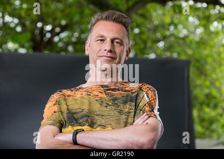 Naturalista inglese, fotografo di natura, presentatore televisivo e autore Chris Packham. Foto Stock