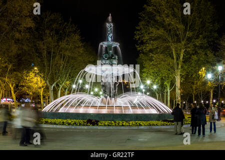 Granada, Spagna - 23 Marzo 2008 - La città vecchia e la fontana, Granada, Spagna Foto Stock