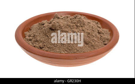 Cacao in polvere in un recipiente piccolo su uno sfondo bianco. Foto Stock