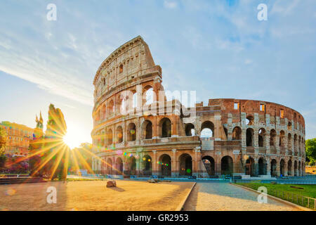 Colosseo a Roma e il sole di mattina, l'Italia, l'Europa. Foto Stock