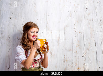 La donna nel tradizionale abito bavarese di bere birra Foto Stock