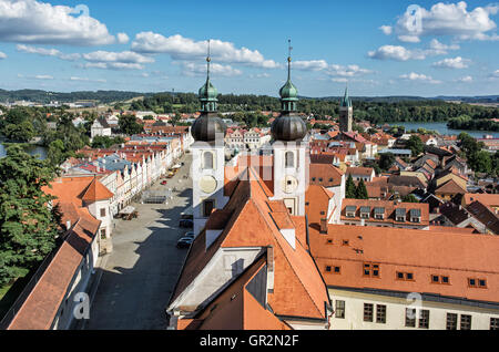 Telc cittadina con la Chiesa del Santo Nome di Gesù, Repubblica Ceca. Scena architettonica. Unesco - Sito Patrimonio dell'umanità. Foto Stock