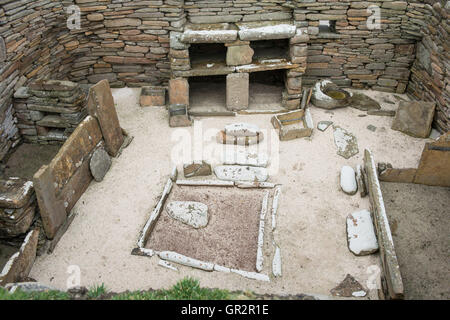 Resti di una delle case a Skara Brae, una pietra-costruito villaggio neolitico sulla costa occidentale delle isole di Orkney in Scozia Foto Stock