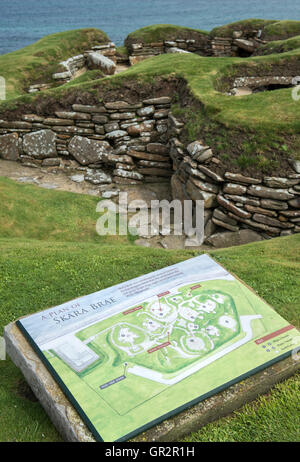 Resti di una delle case a Skara Brae, una pietra-costruito villaggio neolitico sulla costa occidentale delle isole di Orkney in Scozia Foto Stock