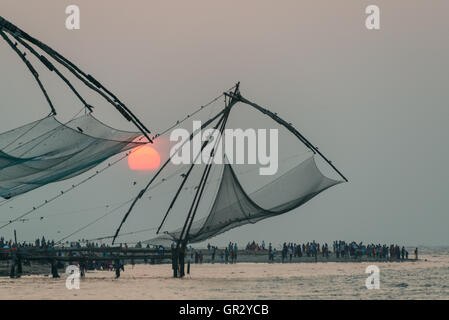 Viste del sistema cinese di reti da pesca dal Lago Vembanad tra Kochi e Ernakulum, Kerala, India Foto Stock