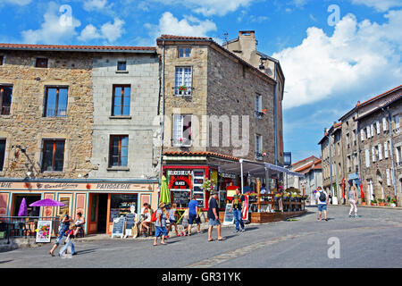 Main Street La Chaise-Dieu Haute Loire Auvergne Francia Foto Stock