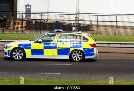 Una polizia Scozia BMW polizia auto di polizia che accelera in risposta ad un incidente lungo la Kingsway West doppia carreggiata a Dundee, Scozia Foto Stock