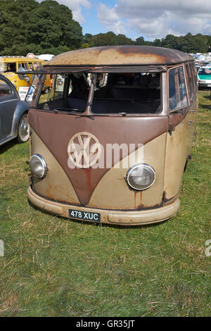 Un 'rat look' abbassato in split-screen VW van al Viva Skeg Vegas Classic VW mostra, Revesby Park, Lincolnshire, Regno Unito. Foto Stock