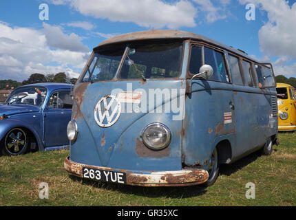 Un 'rat look' abbassato in split-screen VW van al Viva Skeg Vegas Classic VW mostra, Revesby Park, Lincolnshire, Regno Unito. Foto Stock