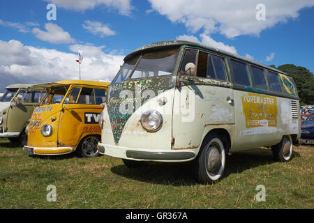 VW split-screen furgoni presso il Viva Skeg Vegas Classic VW mostra, Revesby Park, Lincolnshire, Regno Unito. Foto Stock