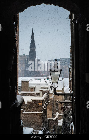 Edimburgo Città Vecchia nella neve. Si pronuncia a favore di una stretta inquadratura il Monumento di Scott. Foto Stock