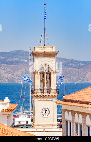 Vista del Hydra la torre campanaria con il mare dietro Foto Stock