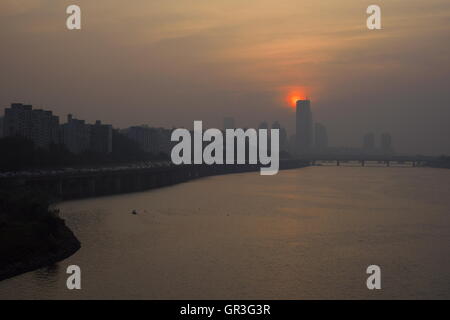 Tramonto sul Fiume Han, Seoul, da Dongjak (Dongjakdaegyu) ponte, guardando verso ponte Hangangdaegyo Foto Stock