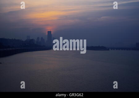 Tramonto sul Fiume Han, Seoul, da Dongjak (Dongjakdaegyu) ponte, guardando verso ponte Hangangdaegyo Foto Stock