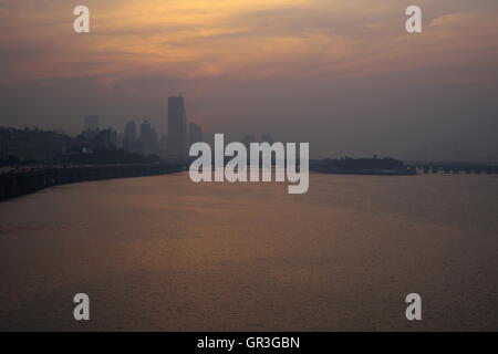 Tramonto sul Fiume Han, Seoul, da Dongjak (Dongjakdaegyu) ponte, guardando verso ponte Hangangdaegyo Foto Stock