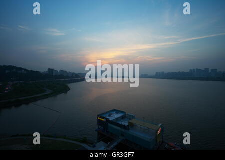 Vista serale di Dongjak Bridge e Torre N Seoul oltre il Fiume Han (Hangang), Seul, Corea del Sud Foto Stock