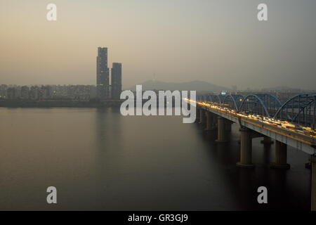 Vista serale di Dongjak Bridge e Torre N Seoul oltre il Fiume Han (Hangang), Seul, Corea del Sud Foto Stock