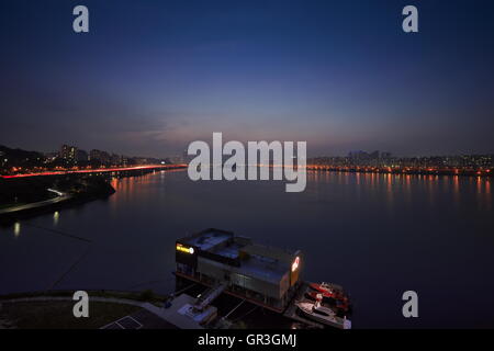 Vista serale di Dongjak Bridge e Torre N Seoul oltre il Fiume Han (Hangang), Seul, Corea del Sud Foto Stock