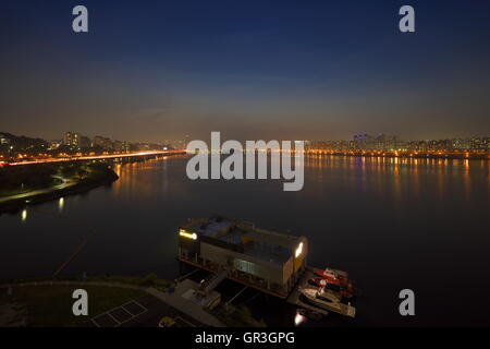 Vista serale di Dongjak Bridge e Torre N Seoul oltre il Fiume Han (Hangang), Seul, Corea del Sud Foto Stock